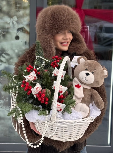 Подарочная корзина с нобилисом, мишкой и конфетами  от интернет-магазина цветов в Ижевске