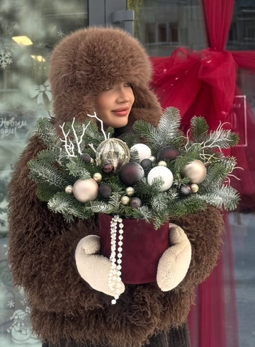 Композиция с нобилисом и шарами от интернет-магазина цветов в Ижевске