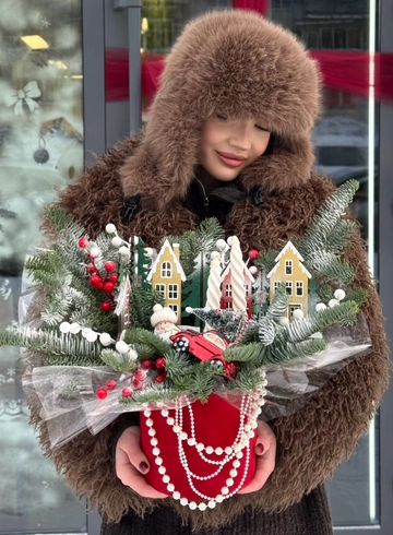 Новогодняя композиция &laquo;Заснеженный город&raquo; с нобилисом и декором  от интернет-магазина цветов в Ижевске