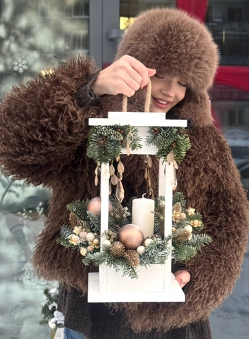 Зимний фонарь с нобилисом  от интернет-магазина цветов в Ижевске