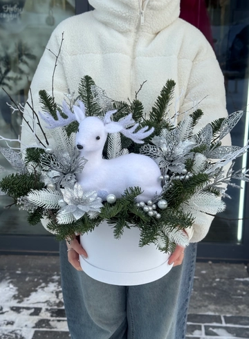 Композиция с оленем &laquo;Прекрасное далеко&raquo;  от интернет-магазина цветов в Ижевске