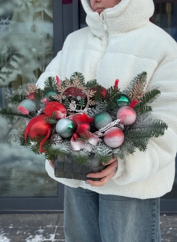 Зимняя композиция с шарами  от интернет-магазина цветов в Ижевске