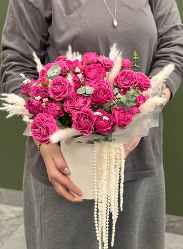 Композиция в коробке с кустовыми розами &laquo;Мия&raquo; от интернет-магазина цветов в Ижевске