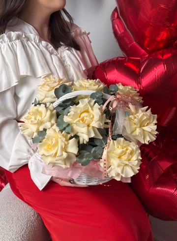 Корзина с французскими розами &laquo;Лагуна грёз&raquo; от интернет-магазина цветов в Ижевске