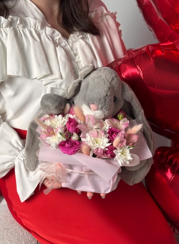 Комбо набор - Милый зайка + цветочная композиция от интернет-магазина цветов в Ижевске
