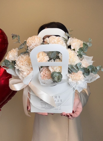 Нежная сумочка с диантусами &laquo;Нежный поцелуй&raquo; от интернет-магазина цветов в Ижевске