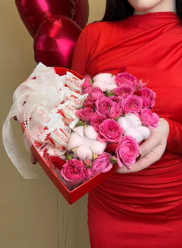 Сердце с кустовыми розами и рафаэлло &laquo;Первый поцелуй&raquo; от интернет-магазина цветов в Ижевске