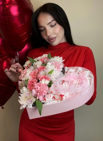 Сердце с цветочной композицией и рафаэлло  от интернет-магазина цветов в Ижевске