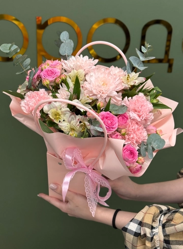 Нежная композиция в сумочке от интернет-магазина цветов в Ижевске
