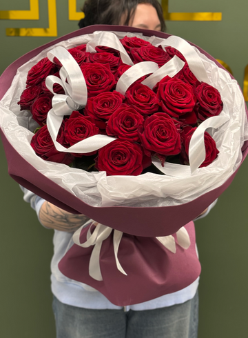 Букет 25 красных роз &laquo;Моника&raquo; от интернет-магазина цветов в Ижевске