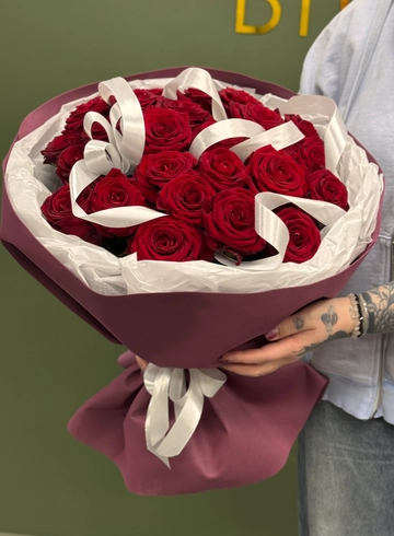 Букет 25 красных роз &laquo;Моника&raquo; от интернет-магазина цветов в Ижевске
