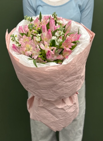 Букет &laquo;Солнечное настроение&raquo; с маттиолой, тюльпанами и альстромериями от интернет-магазина цветов в Ижевске