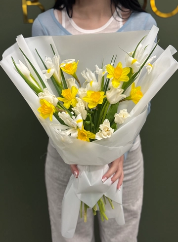 Букет &laquo;Весеннее чудо&raquo; с нарциссами, тюльпанами, ирисами от интернет-магазина цветов в Ижевске