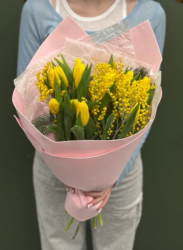 Букет &laquo;Весна&raquo; с мимозой и тюльпанами  от интернет-магазина цветов в Ижевске