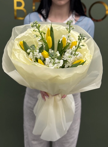 Букет &laquo;Нежное сочетание&raquo; с маттиолой и тюльпанами от интернет-магазина цветов в Ижевске