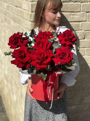 Композиция с французскими красными розами &laquo;LOVE&raquo; от интернет-магазина цветов в Ижевске