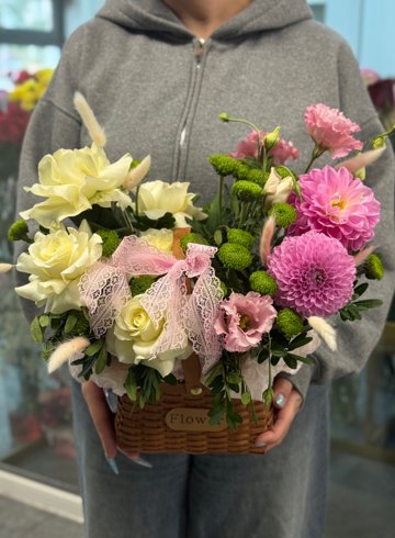Цветочная корзина &laquo;Flower&raquo; с розами, георгинами от интернет-магазина цветов в Ижевске