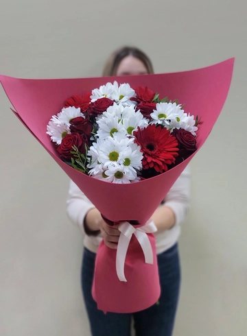 Сборный букет с красными герберами  от интернет-магазина цветов в Ижевске