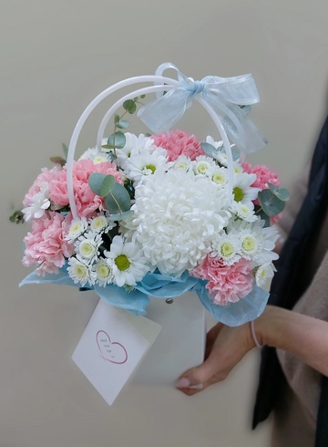 Композиция в сумочке «Трогательное признание» от интернет-магазина цветов в Ижевске