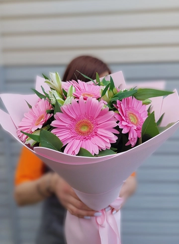 Сборный букет с гебрерами &laquo;Розовая симфония&raquo; от интернет-магазина цветов в Ижевске