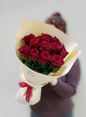 Монобукет из красных роз  от интернет-магазина цветов в Ижевске