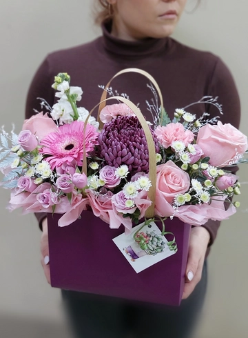 Цветочная композиция «Вдохновение» в сумочке  от интернет-магазина цветов в Ижевске