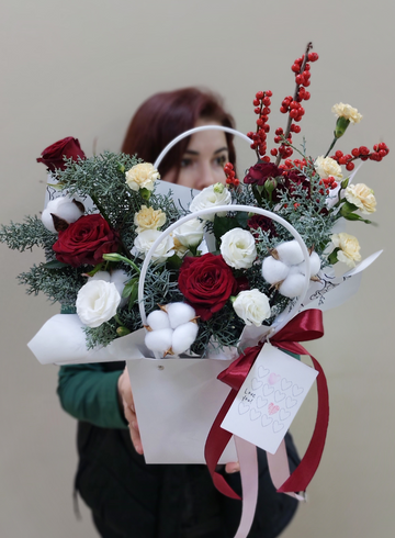 Зимняя композиция с илексом «Праздничная» от интернет-магазина цветов в Ижевске