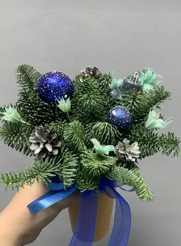 Новогодняя композиция мини от интернет-магазина цветов в Ижевске