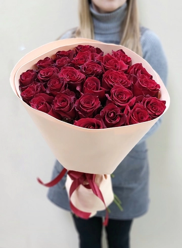 Монобукет из 25 красных роз «Притяжение» от интернет-магазина цветов в Ижевске