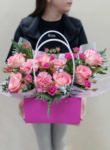 Яркая композиция с розами  от интернет-магазина цветов в Ижевске