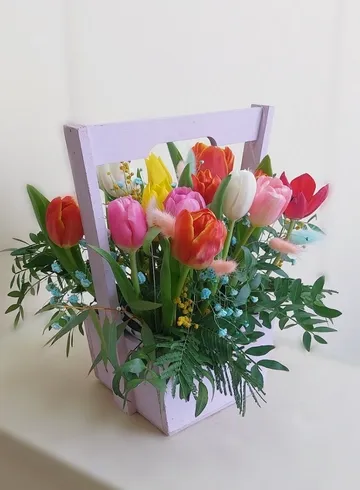 Цветочная композиция с тюльпанами  от интернет-магазина цветов в Ижевске