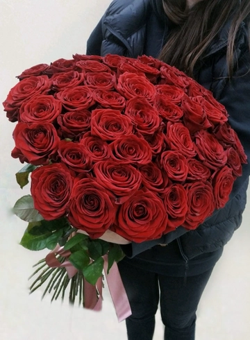 51 красная роза в ленту от интернет-магазина цветов в Ижевске