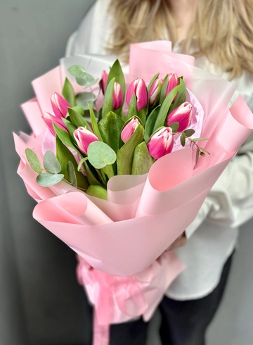 Букет 11 тюльпанов + эвкалипт от интернет-магазина цветов в Ижевске