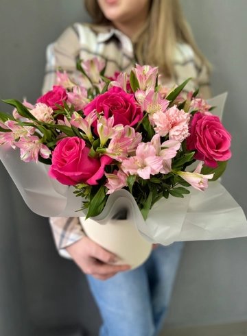 Цветочная композиция с альстромерией и розами от интернет-магазина цветов в Ижевске