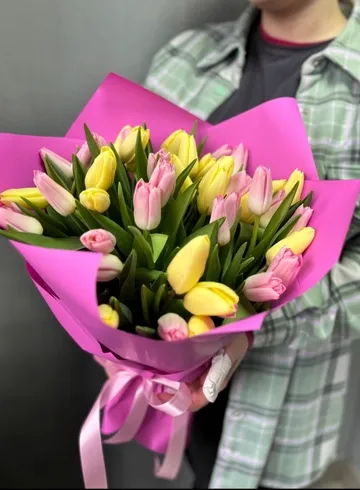 45 тюльпанов в оформлении микс от интернет-магазина цветов в Ижевске