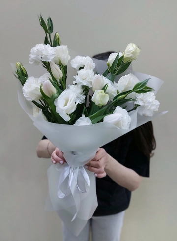 Нежный букет с тюльпанами, эустомой и гвоздикой  от интернет-магазина цветов в Ижевске