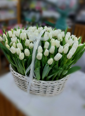 151 белый тюльпан в корзине от интернет-магазина цветов в Ижевске
