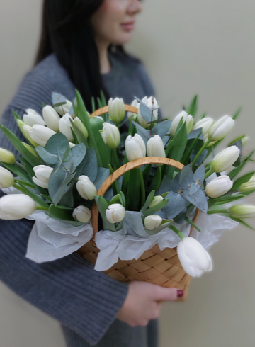 Цветочная корзина с 51 тюльпаном от интернет-магазина цветов в Ижевске