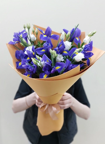 Весеннее сочетание ирисов и лизиантуса от интернет-магазина цветов в Ижевске