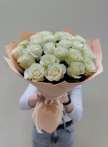 25 белых роз Эквадор  от интернет-магазина цветов в Ижевске