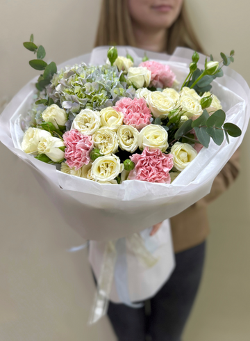 Сборный букет с гортензией и кустовыми розами от интернет-магазина цветов в Ижевске