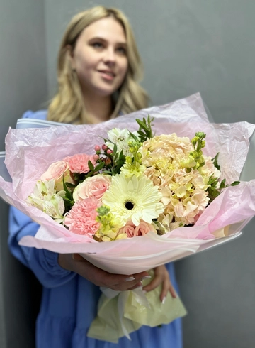 Букет с гортензией и кустовыми розами &laquo;Весенний ветерок&raquo; от интернет-магазина цветов в Ижевске