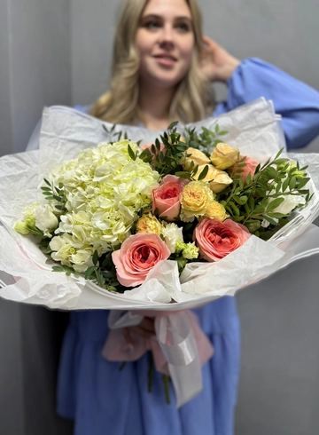 Букет с гортензией &laquo;Первая встреча&raquo; от интернет-магазина цветов в Ижевске
