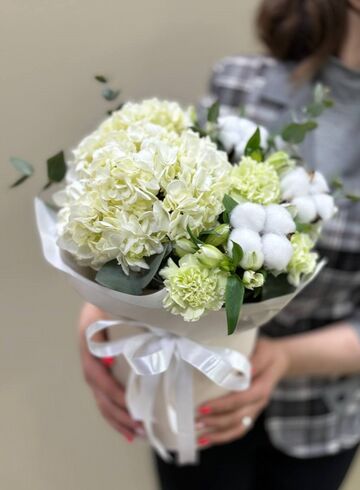 Композиция с гортензией в коробке  от интернет-магазина цветов в Ижевске