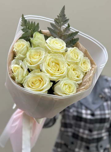 Монобукет 11 белых роз от интернет-магазина цветов в Ижевске