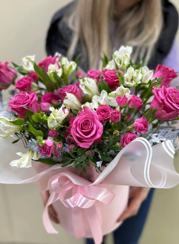 Цветочная композиция с кустовыми розами и альстромерией от интернет-магазина цветов в Ижевске