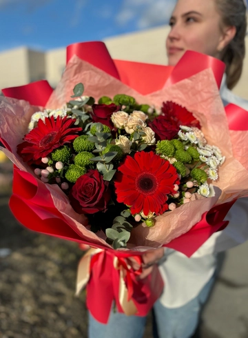 Яркий букет из гербер,  хризантем и роз от интернет-магазина цветов в Ижевске