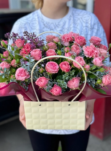 Композиция с кустовыми розами в сумочке  от интернет-магазина цветов в Ижевске