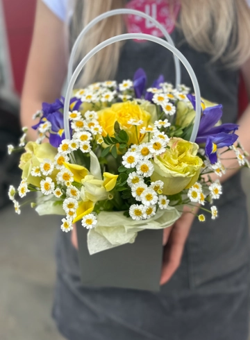 Цветочная композиция в сумочке &laquo;Поле&raquo; с ирисами от интернет-магазина цветов в Ижевске