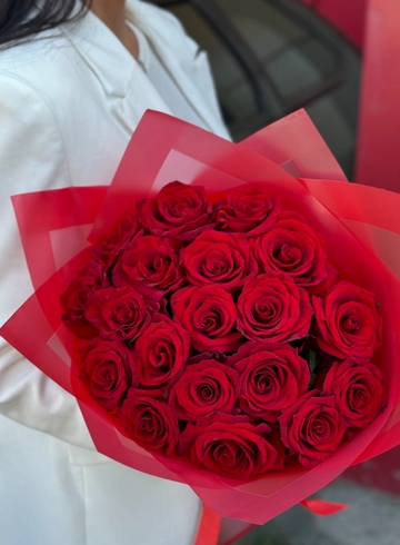 Букет из красных роз в оформлении от интернет-магазина цветов в Ижевске